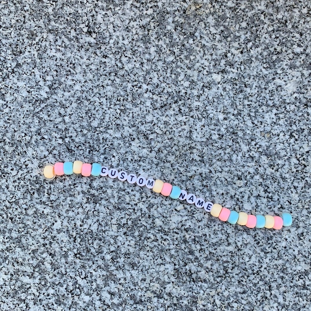 Selling a brand homemade bracelet🍓🍓